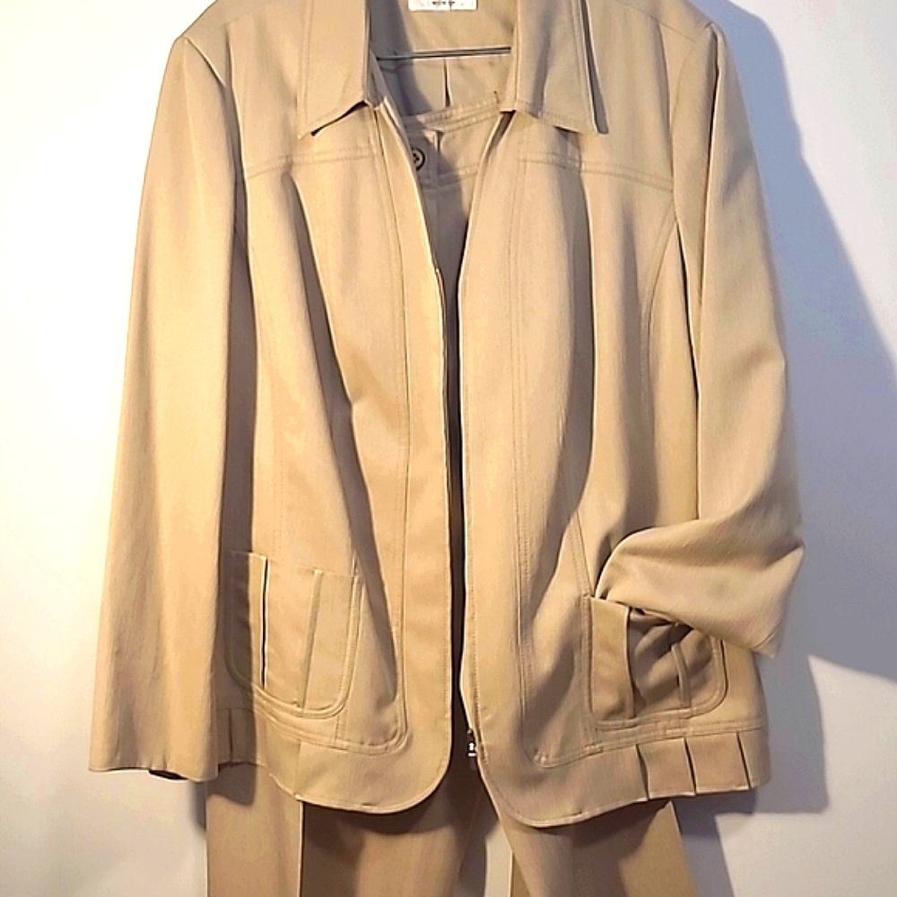 Suit by Conrad c..note this is e xxl.